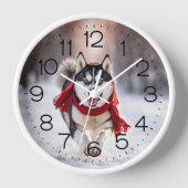赤い冬のスカーフを巻いたハスキー 壁時計 (正面)