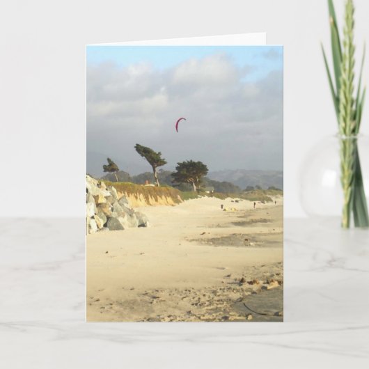 赤い凧および雲のハーフムーンベイカード カード (正面)