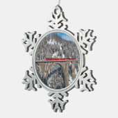 赤い列車のマツ雪で覆われた山スイス連邦共和国 スノーフレークピューターオーナメント (右)