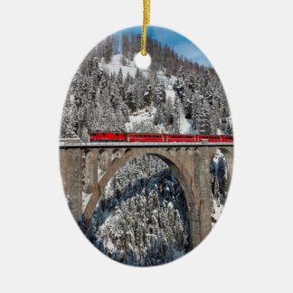 赤い列車のマツ雪で覆われた山スイス連邦共和国 セラミックオーナメント