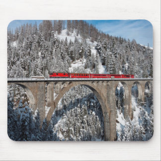 赤い列車のマツ雪で覆われた山スイス連邦共和国 マウスパッド