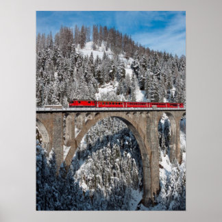 赤い列車の松の雪の山のスイス覆われた ポスター