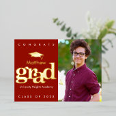 赤い卒業写真はっきりしたタイポグラフィキャップ実在金ゴールド 箔招待状 (立ち正面)