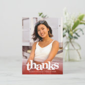 赤い卒業写真はっきりしたタイポグラフィモダン サンキューカード (スタンド正面)