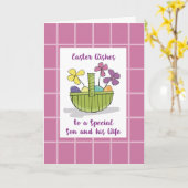 赤い卵を持つ息子と妻のイースターウィッシュバスケット カード (黄色い花)