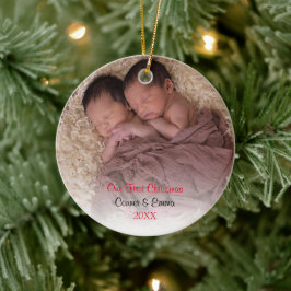 赤い双子ベビーの初めてのクリスマス写真 セラミックオーナメント