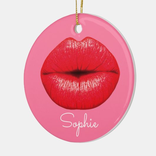 赤い口紅のガーリーなピンクの名前の大きいポップアートの唇 セラミックオーナメント (左)