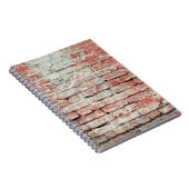 赤い古い擦り切れたレンガの壁のテクスチャ背景。ビンタグ ノートブック (右側)