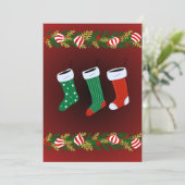 赤い吊るし靴下のフラットホリデーカードをパーソナライズ シーズンカード (スタンド正面)