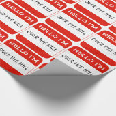 赤い名札のギフトの紙、こんにちは私は丘にあります ラッピングペーパー (角)