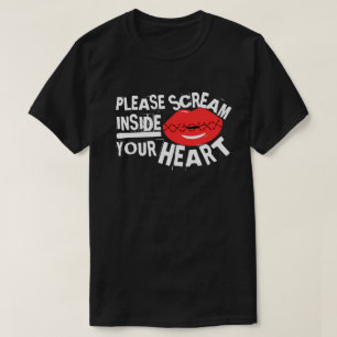 赤い唇の中で悲鳴を上げてハートをおもしろい上げる Tシャツ