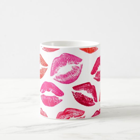 赤い唇セット、白い背景。 コーヒーマグカップ (中央)