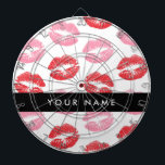 赤い唇，ピンクの唇，キス，あなたの名前，パーソナライズ ダーツボード<br><div class="desc">白い背景に赤エレガントとピンクの唇が付いた洗練されたパタスタイリッシューン。そしてモダントレンディーギフト、あなたの人生のメイクアップ愛好家に最適。名前、ニックネーム、モノグラム、またはイニシャルを追加してパーソナライズ。</div>