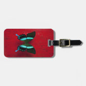 赤い壁の黒くおよび青の蝶 ラゲッジタグ (正面横)