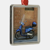 赤い壁、シエナ、イタリアによる青いスクータ メタルオーナメント (右)