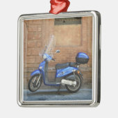 赤い壁、シエナ、イタリアによる青いスクータ メタルオーナメント (左)