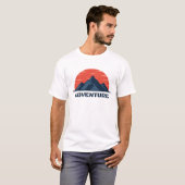 赤い太陽のマウンテン アドベンチャーロゴイラスト Tシャツ (正面フル)