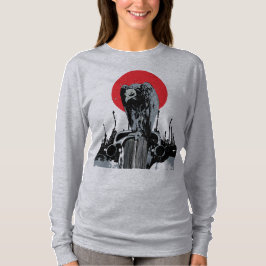赤い太陽の下のビンテージカーに止まるハゲタカ Tシャツ