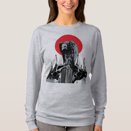 赤い太陽の下のビンテージカーに止まるハゲタカ Tシャツ (正面)