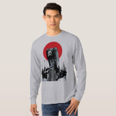 赤い太陽の下のビンテージカーに止まるハゲタカ Tシャツ (正面フル)