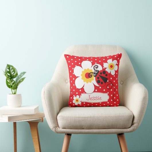 赤い女の子のてんとう虫の名前の花の水玉模様の枕 クッション (椅子)