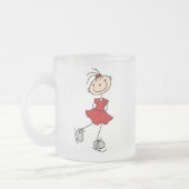 赤い女の子のアイススケーターのTシャツおよびギフト フロストグラスマグカップ (左)