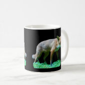 赤い子ギツネ 緑の苔 森の森林 野生動物 コーヒーマグカップ (正面右)