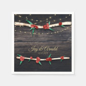 赤い実の枝とライトの素朴なホリデーパーティー スタンダードカクテルナプキン (正面)