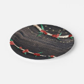 赤い実の枝とライトの素朴なホリデーパーティー ペーパープレート (アングル)