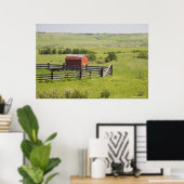 赤い小屋とフェンスの付いた牧草地 ポスター (ホームオフィス)