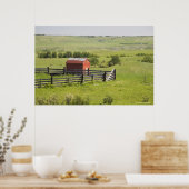 赤い小屋とフェンスの付いた牧草地 ポスター (キッチン)