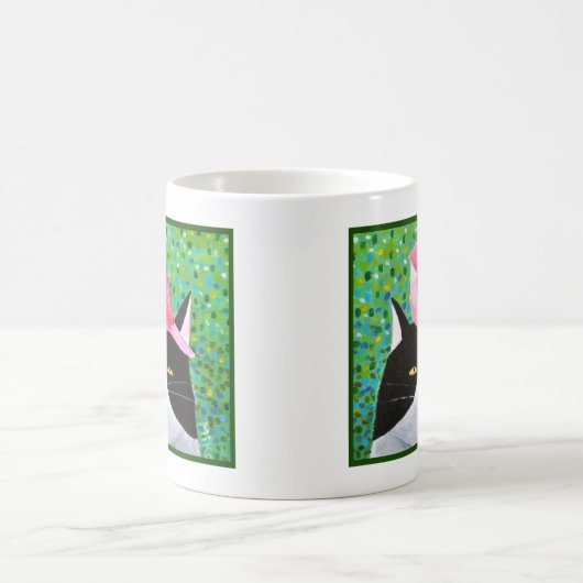 赤い小鳥の猫好きを抱えた不機嫌な猫おもしろい コーヒーマグカップ (中央)