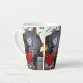 赤い尾を持つ柔軟なコンゴアフリカの灰色のオウム カフェラテマグ (左アングル)