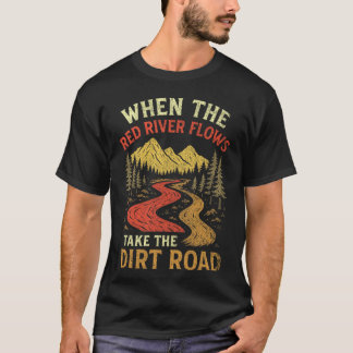 赤い川が流れるときに土の道を行く 大人のユーモア Tシャツ