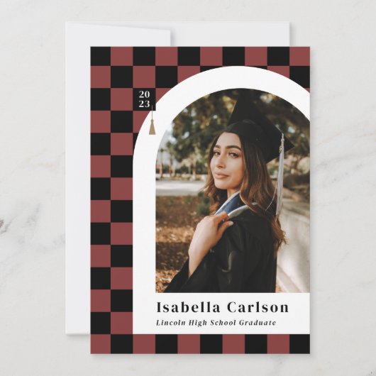 赤い市松模様にアーチユニーク写真の卒業 案内状 (正面)