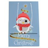 赤い帽子およびスカーフのかわいい漫画のフクロウ ミディアムペーパーバッグ (裏面)