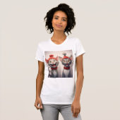 赤い帽子と襟の笑顔のキャラクター猫 Tシャツ (正面フル)