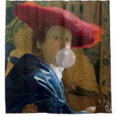 赤い帽子のバブルガ吹ムを着ている女性 シャワーカーテン (正面)