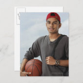 赤い帽子をかぶったバスケットのボールを持った若者 ポストカード (正面/裏面)