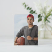 赤い帽子をかぶったバスケットのボールを持った若者 ポストカード (スタンド正面)