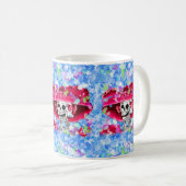 赤い帽子をかぶった笑う骨格女性 コーヒーマグカップ (正面右)