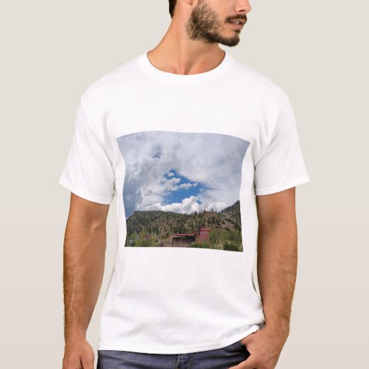 赤い建物の山の町風景、 Tシャツ (正面)