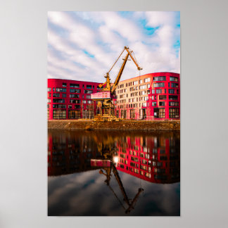 赤い建物反射 – Duisburg Harbourside ポスター