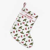 赤い弓とクリスマスホリーの植物のパターンと名前 スモールクリスマスストッキング (正面 (吊り時))