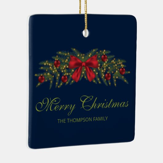 赤い弓とバウブルを持つクリスマスガーランド セラミックオーナメント (右)