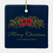 赤い弓とバウブルを持つクリスマスガーランド セラミックオーナメント (裏面)