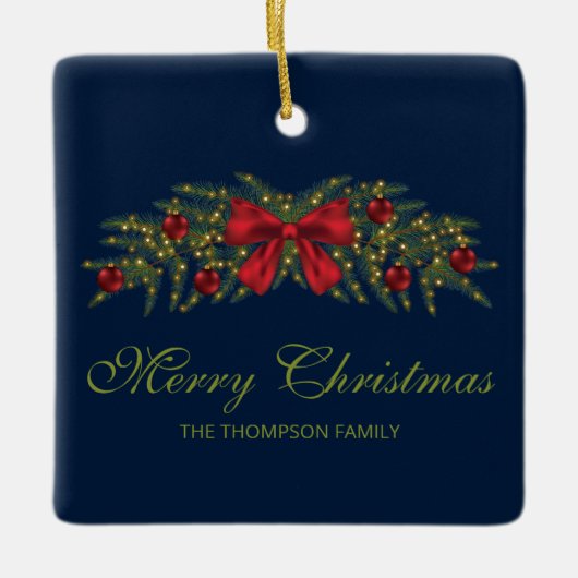 赤い弓とバウブルを持つクリスマスガーランド セラミックオーナメント (正面)