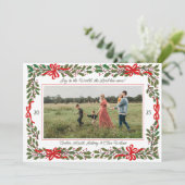 赤い弓とホリーガーランドワンフォトクリスマス シーズンカード (スタンド正面)