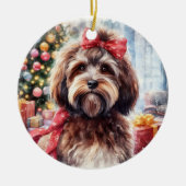 赤い弓のクリスマスを持つ愛らしい茶色のハバナ犬 セラミックオーナメント (正面)