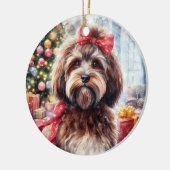 赤い弓のクリスマスを持つ愛らしい茶色のハバナ犬 セラミックオーナメント (左)